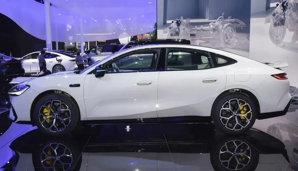Por solo 16.000 euros este nuevo coche eléctrico chino tiene 800V, carga en 12 minutos y hasta 725 km de autonomía
