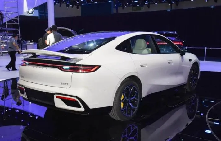 Por solo 16.000 euros este nuevo coche eléctrico chino tiene 800V, carga en 12 minutos y hasta 725 km de autonomía