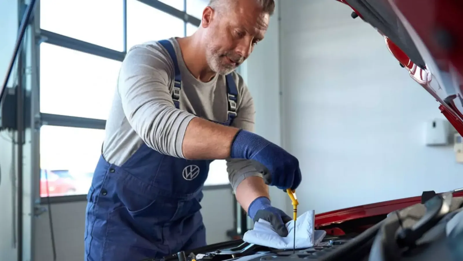 Спочатку це була Stellantis, а тепер Volkswagen також використовує вживані деталі, щоб ремонт був дешевшим.
