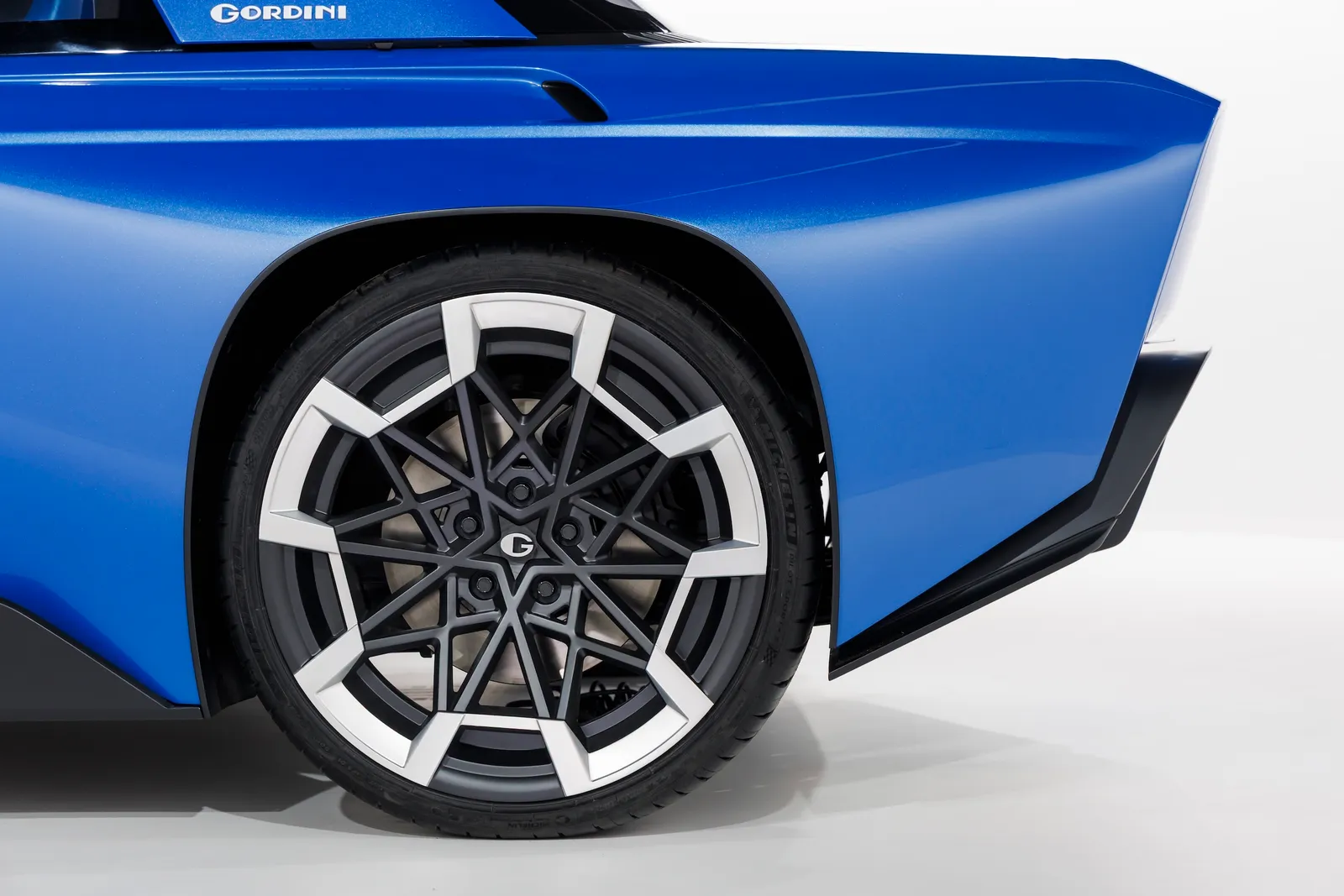 Detalhes da traseira em formato de onda e das rodas do Renault-8-Gordini-Concept-Restomod