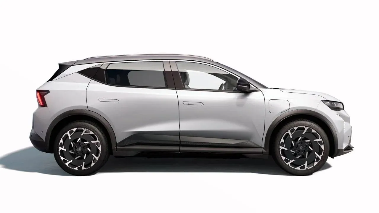 Renault rinnova lo Scenic: batteria LFP, autonomia fino a 642 km e ricarica più veloce