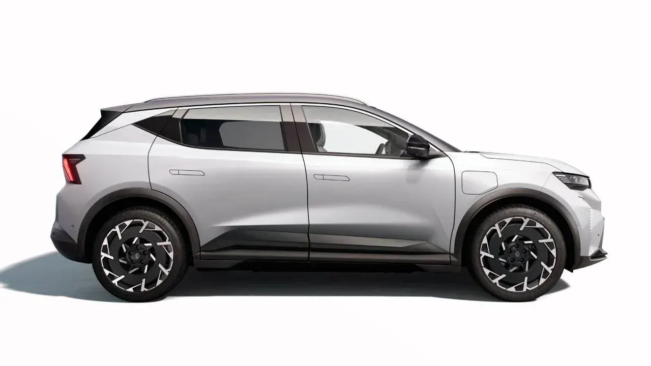 Renault aggiorna lo Scenic: batteria LFP, autonomia fino a 642 km e ricarica più veloce