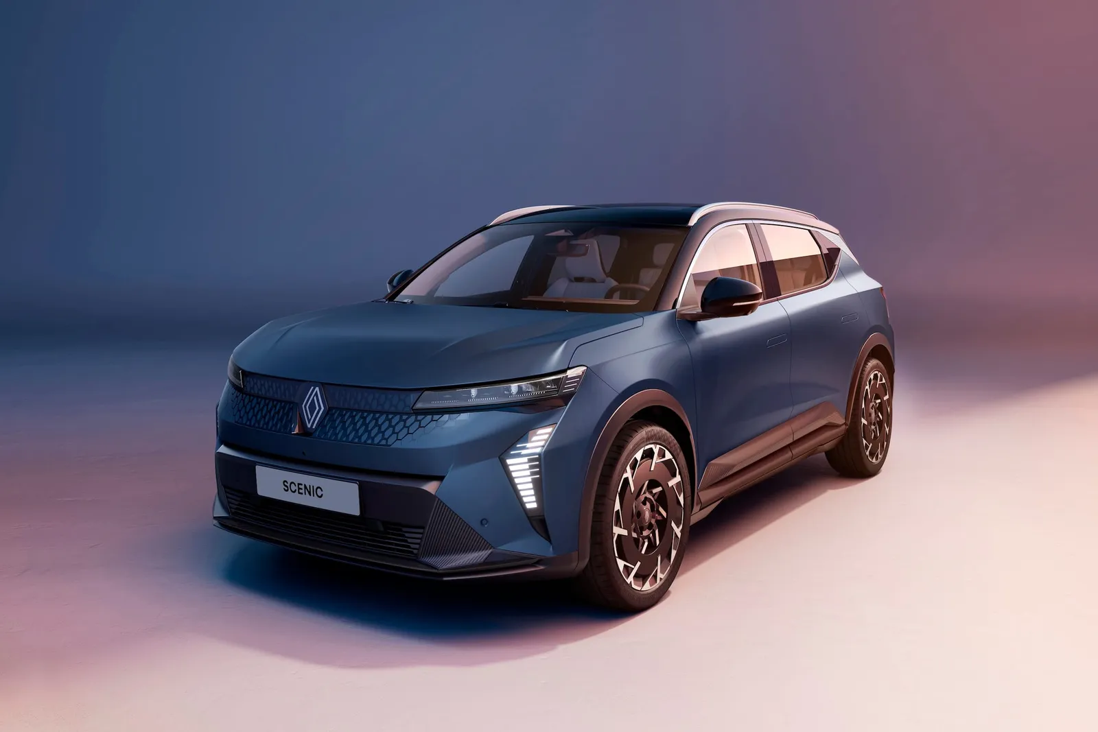 Renault Scenic E-Tech ma 89 kWh i do 642 km WLTP. Tańsza wersja LFP dojedzie jesienią 2026