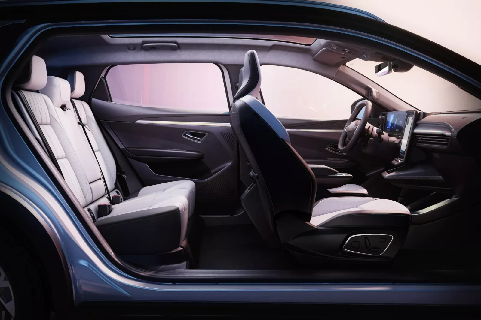 Renault Scenic aggiornato. Autonomia fino a 640 chilometri, caricamento più veloce e nuova batteria più economica - Renault Scenic dopo i cambiamenti 3