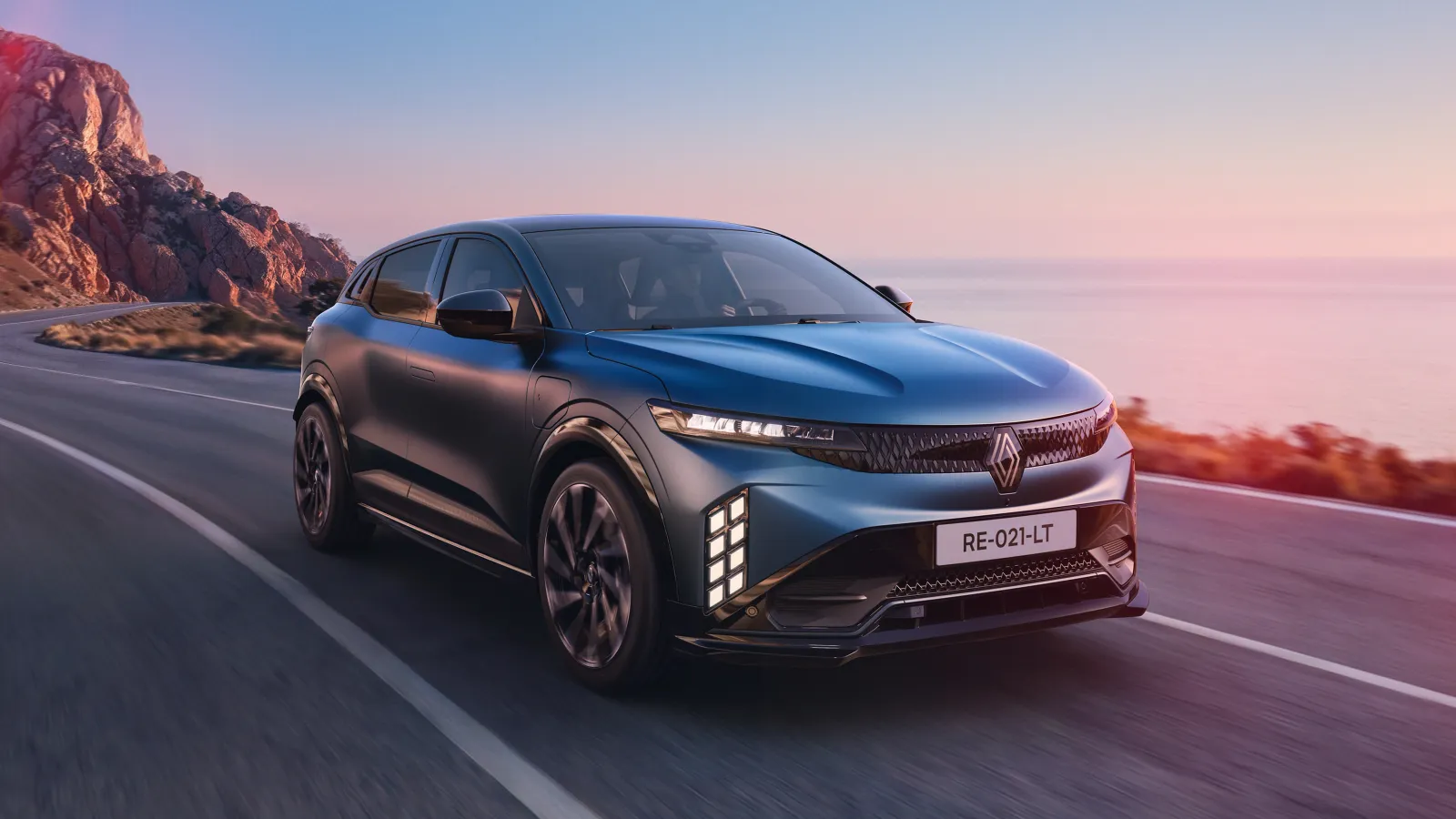 Renault Scenic aggiornato. Raggio di percorrenza fino a 640 chilometri, caricamento più veloce e nuova batteria più economica - Renault Megane E Tech electric 1