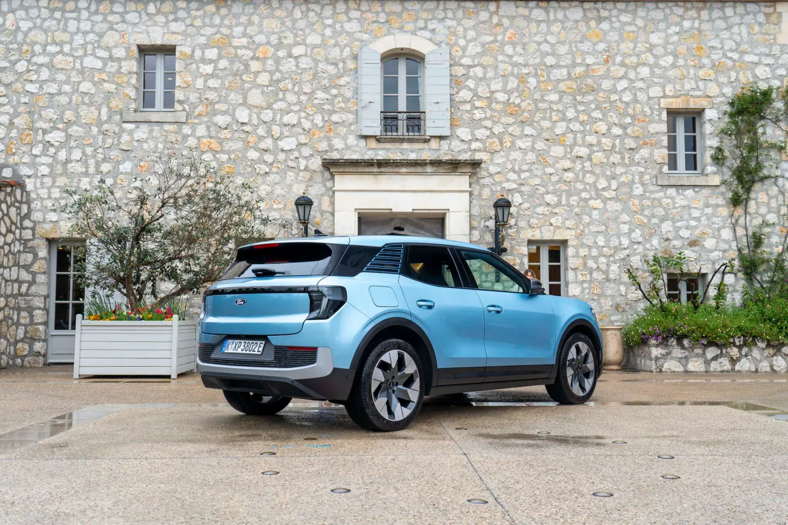 Renault Scenic aggiornata. Autonomia fino a 640 chilometri, caricamento più veloce e nuova batteria più economica – Ford modernizza l’Explorer 7