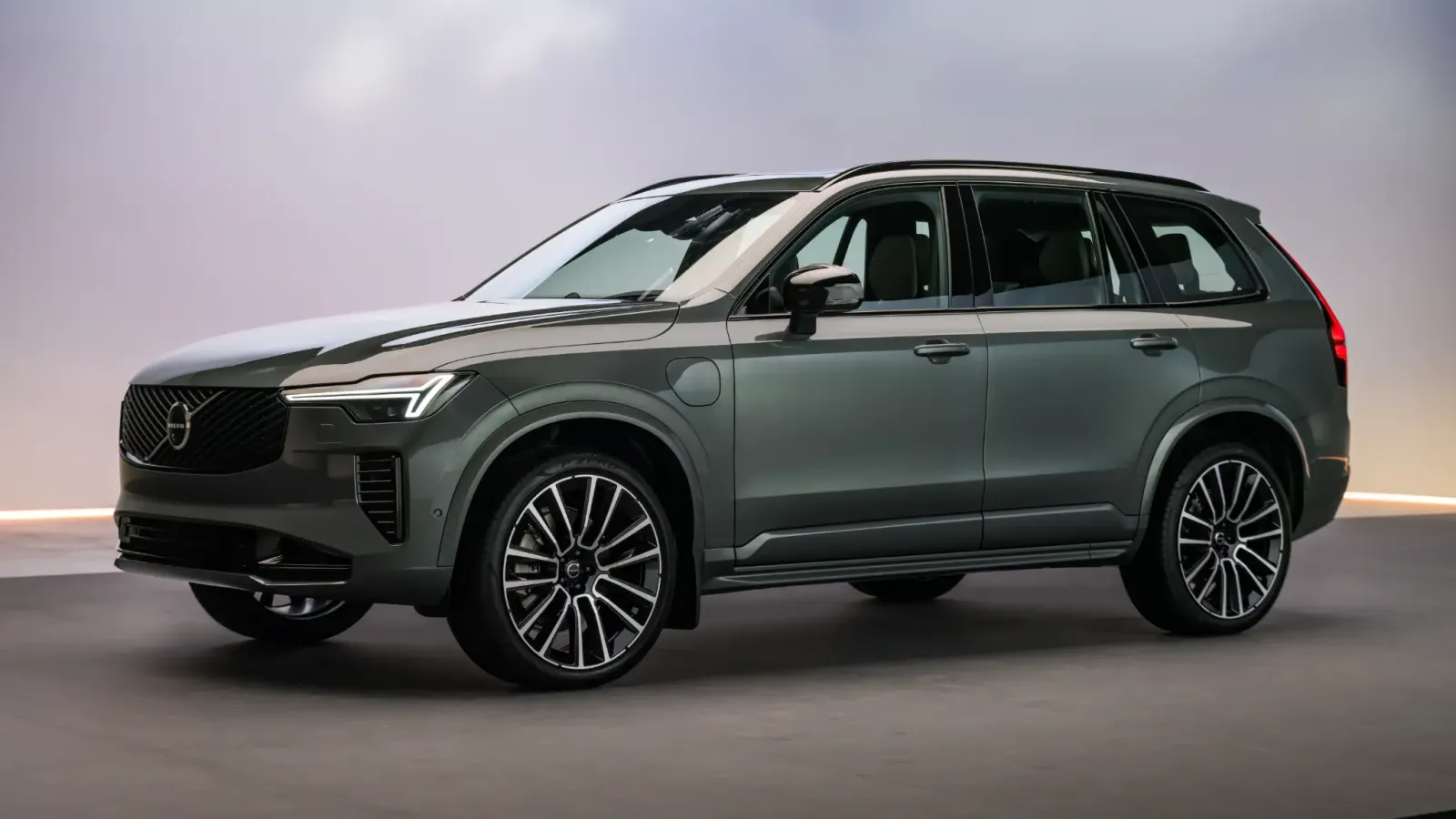 Der renovierte Volvo XC90 PHEV verfügt über eine größere Batterie als einige Elektroautos.