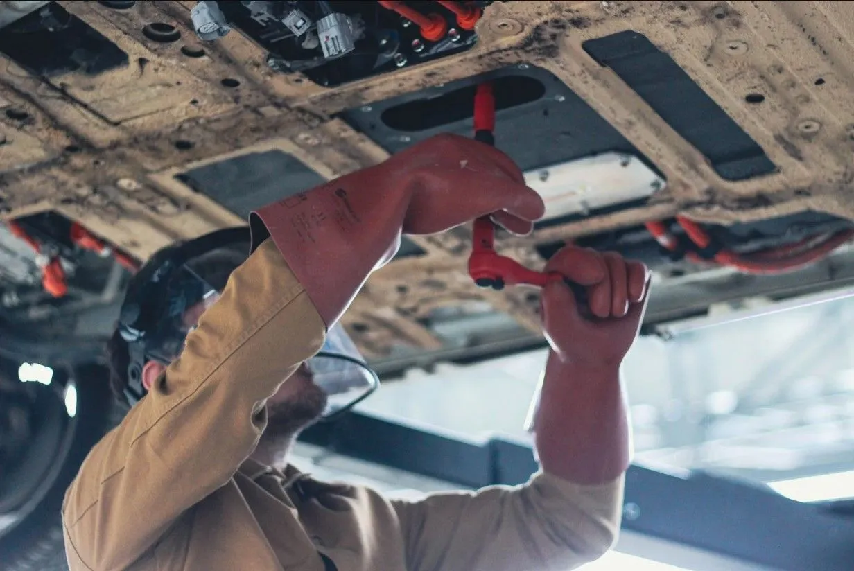 È già possibile riparare un’auto elettrica al di fuori del concessionario: questa rete di officine continua a crescere