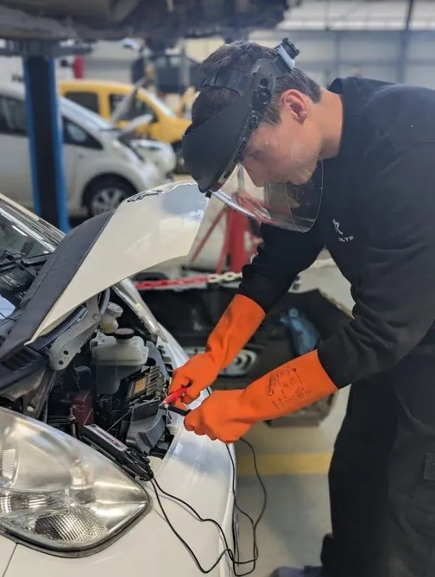 È ormai possibile riparare un’auto elettrica al di fuori del concessionario: questa rete di centri di riparazione continua a crescere