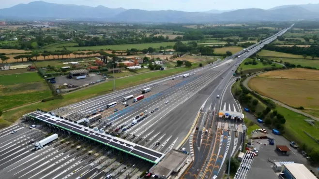 Estrada de Roma com painéis solares