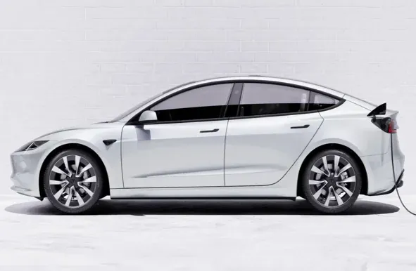 sandero contro tesla M3