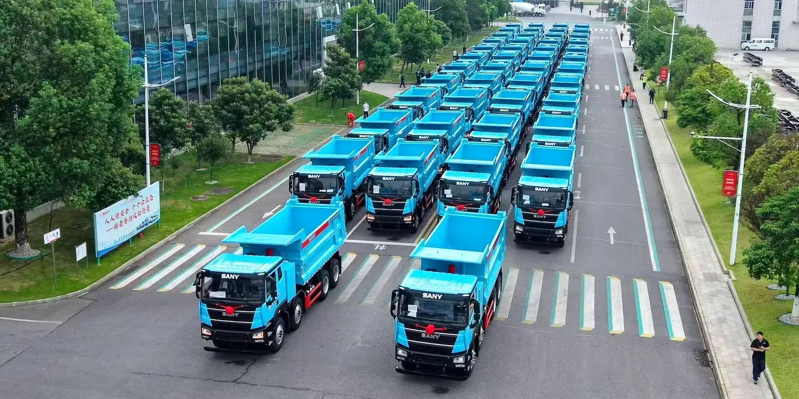 In August, 200 electric dump trucks and 403 electric wheel loaders left our facilities in China, with machines heading to customers all over the world.