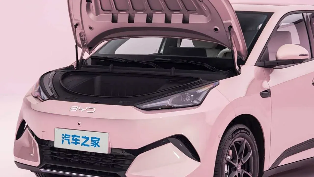 É apresentado o novo BYD Seagull, que agora é maior e tem tração traseira para competir com o Geely E2