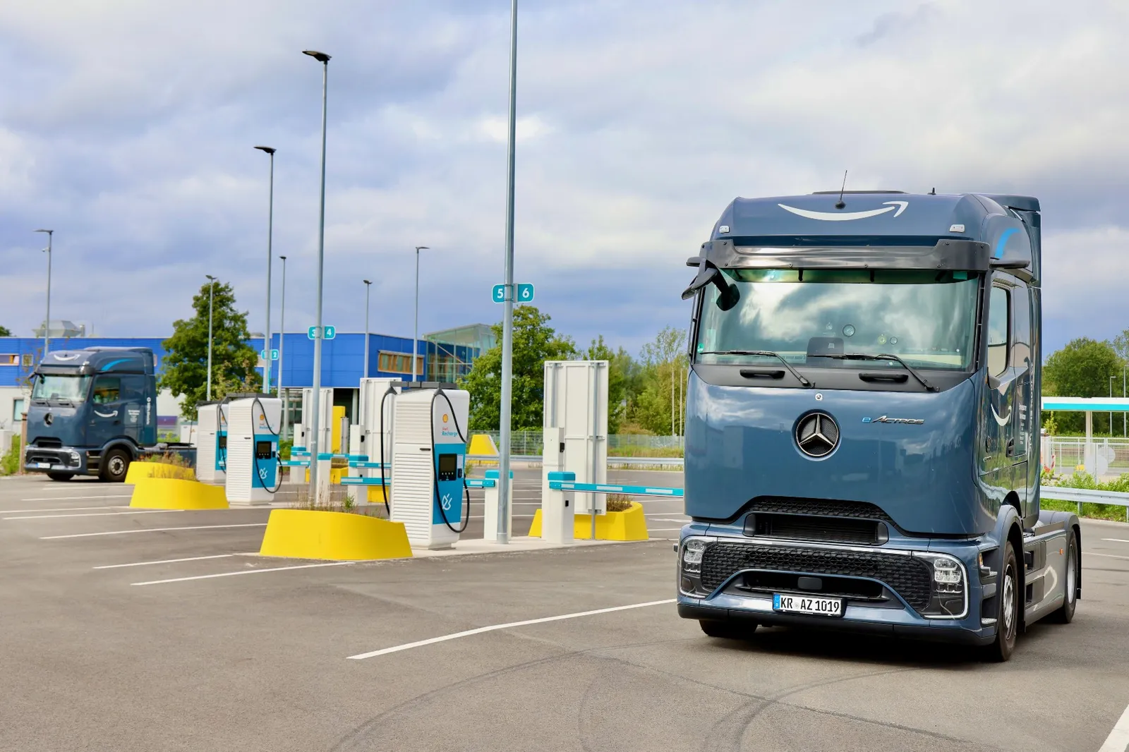 Shell bietet Amazon buchbare Ladeplätze für E-Lkw