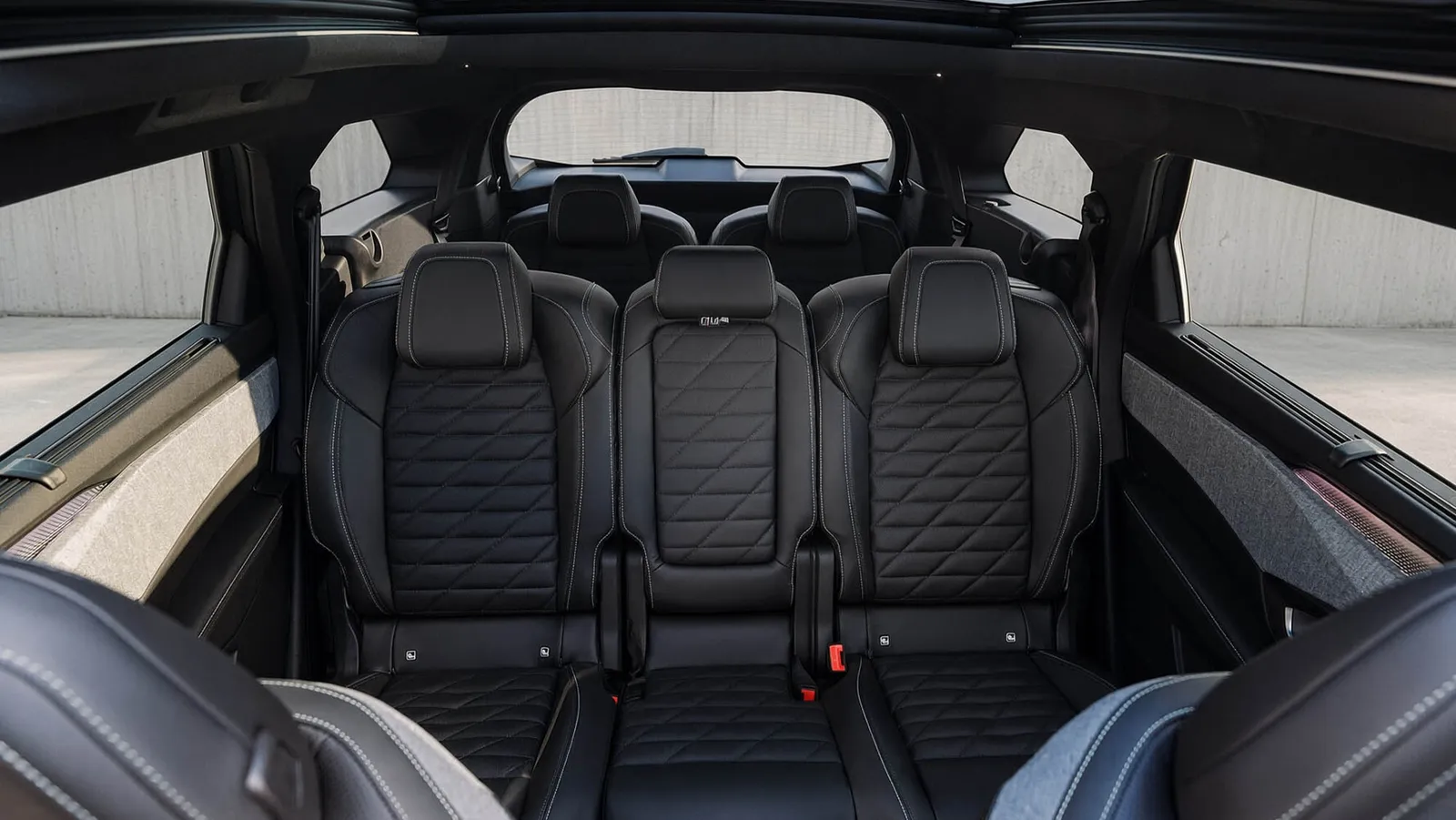 Si tienes una familia 'muy exigente', este SUV eléctrico de Peugeot ofrece 7 plazas y hasta 504 km de autonomía; no se puede pedir más