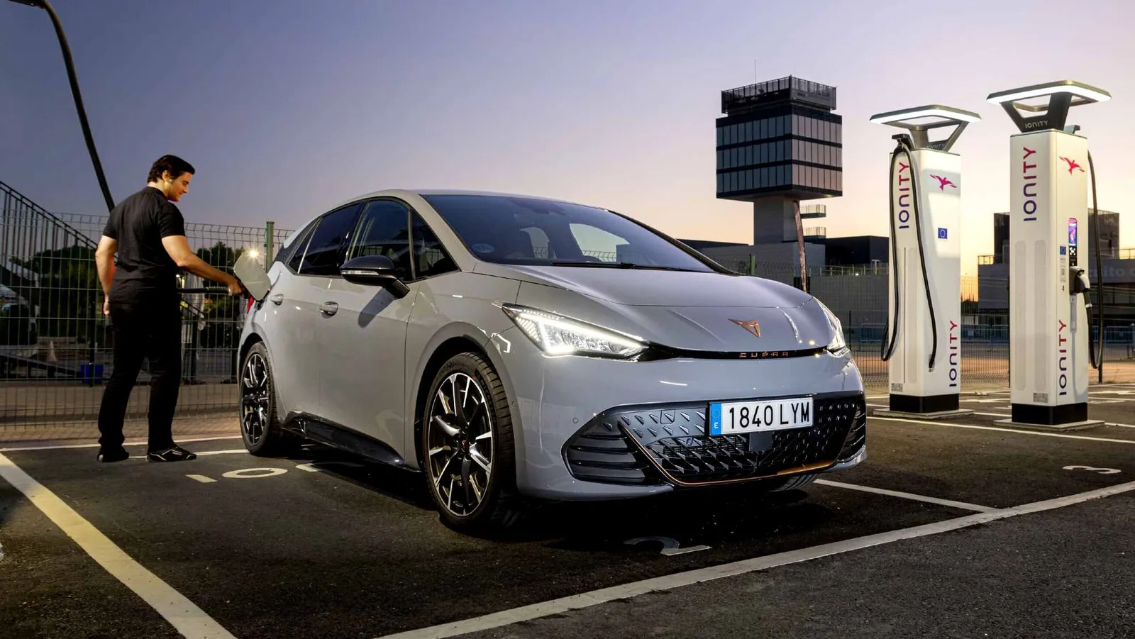 Os carros elétricos são mais confiáveis do que os a gasolina? Um estudo afirma que a chave está no quilometragem.