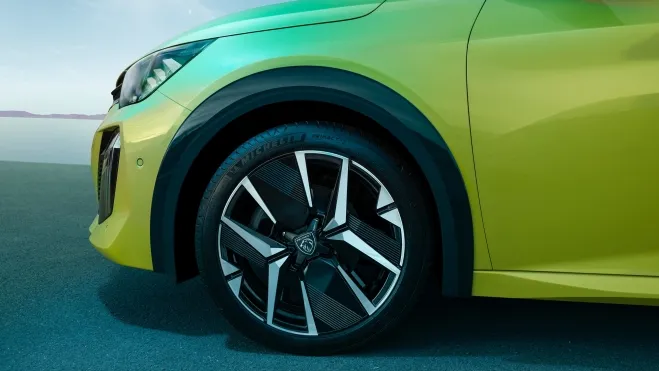 A Peugeot está em pleno desenvolvimento do novo E-208 com plataforma STLA-Small.