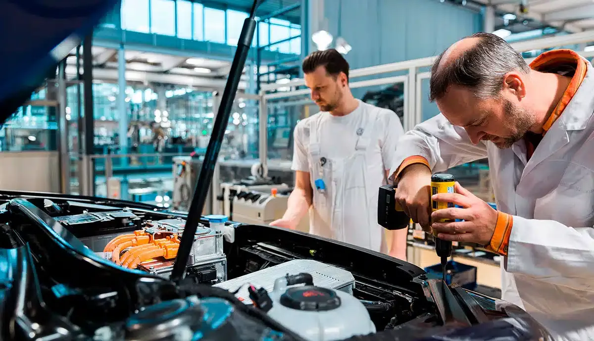 El ambiente en los talleres de automóviles se vuelve sombrío, la movilidad eléctrica como desafío a largo plazo