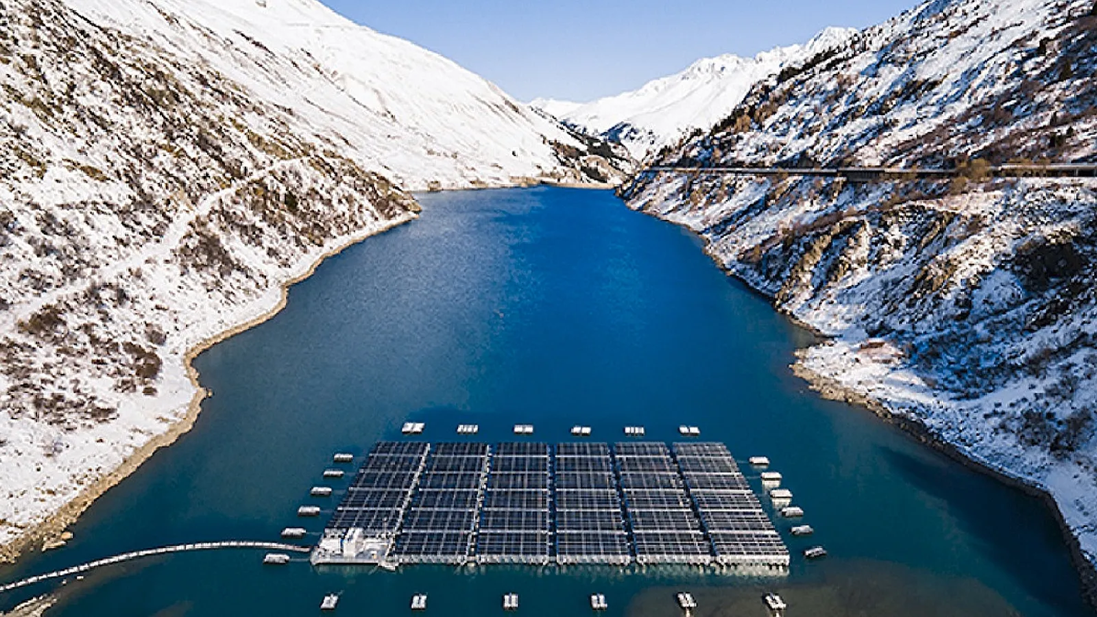 Die Schweiz setzt in den Alpen eine schwimmende Solanlage mit 1.400 schwimmenden Bifacial-Solarmodulen ein, die in der Lage sein wird, 22.000.000 kWh zu erzeugen.