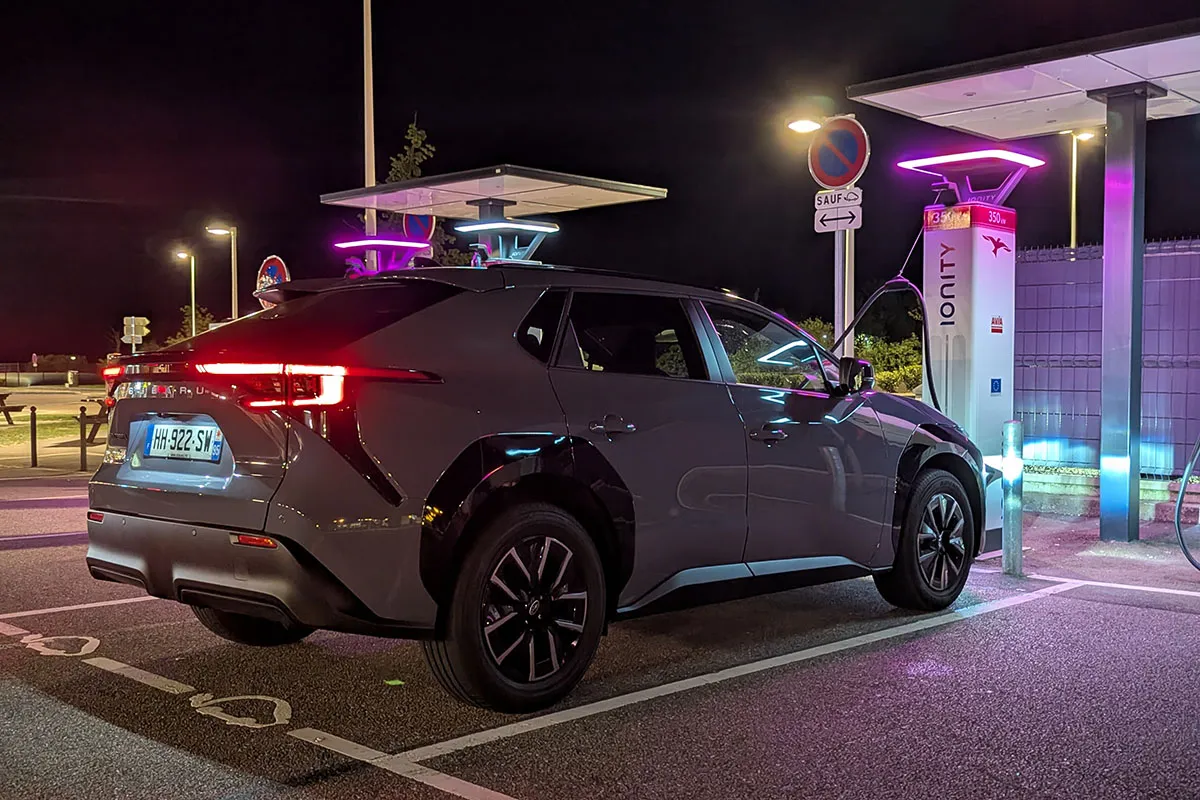 Supertest Subaru Solterra 2026 : ses progrès suffisent-ils enfin pour voyager sereinement ?