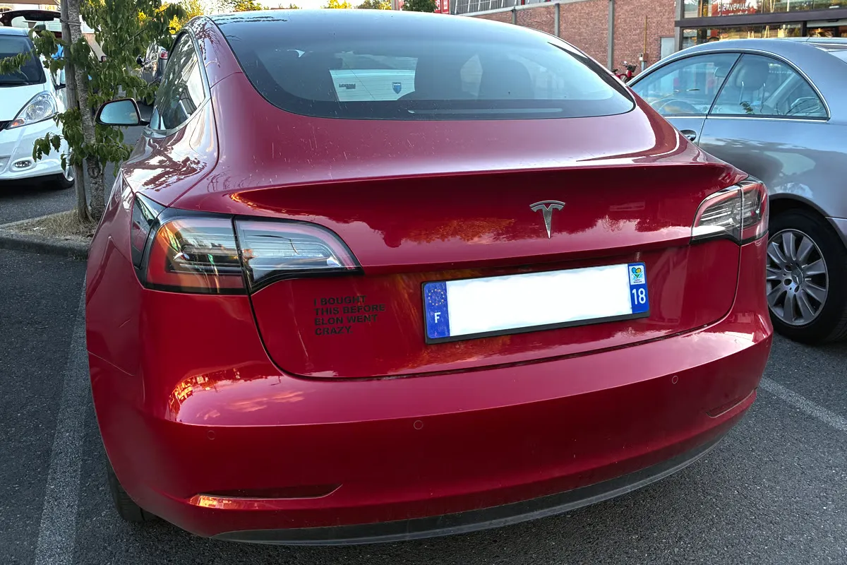 Le message à l'arrière de la Tesla Model 3 de Bruno