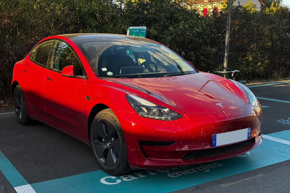 Recharge de la Tesla Model 3 pendant le recueil de témoignage de Bruno