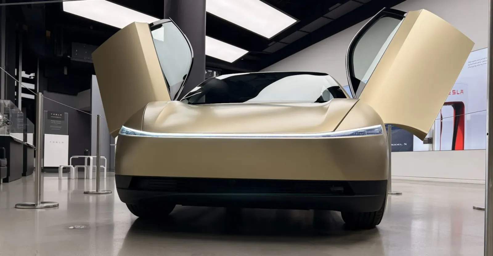 Tesla lleva Cybercab a China y descarta la venta y el servicio de robotaxis