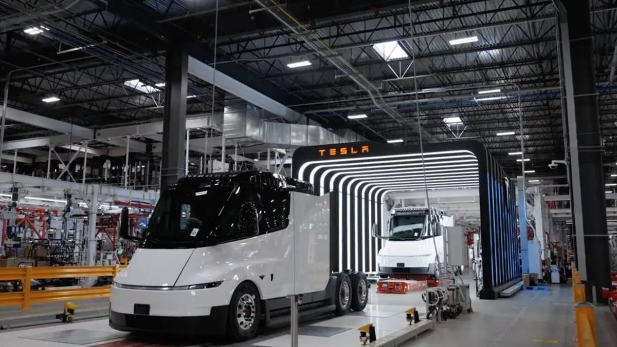 A Tesla começa a entregar o Semi: 805 km de autonomia e uma tecnologia que muda completamente os caminhões elétricos