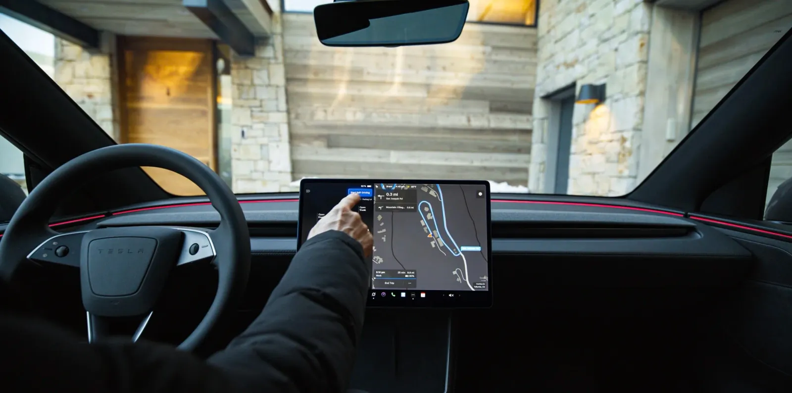 Tesla FSD pod presją w USA. 43 nagrania śpiących kierowców trafiły do regulatora