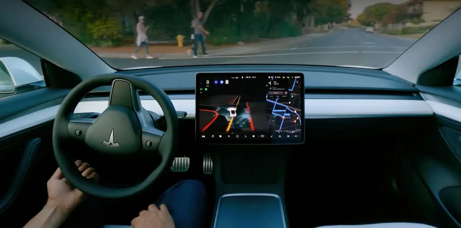 Tesla FSD przejmie kierownicę także w trybie ręcznym. Ratunek przed kolizją albo nowy problem