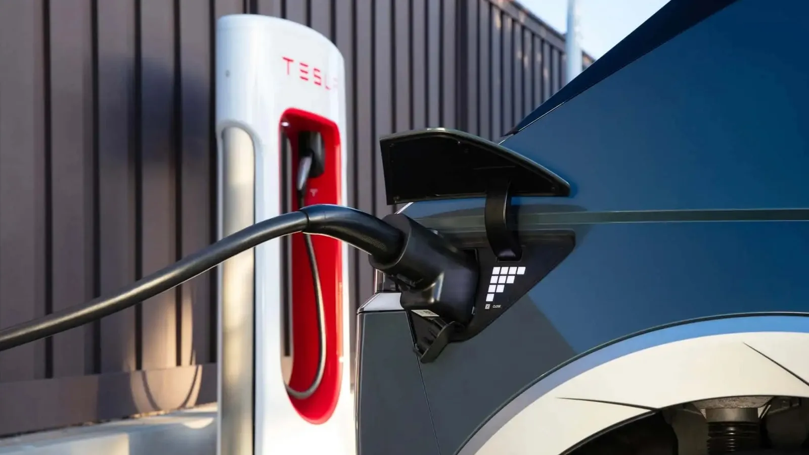 Tesla hat eine Möglichkeit gefunden, seine Supercargers viel schneller nach Europa zu bringen: 16 Stationen auf einmal und 20 Prozent geringere Kosten
