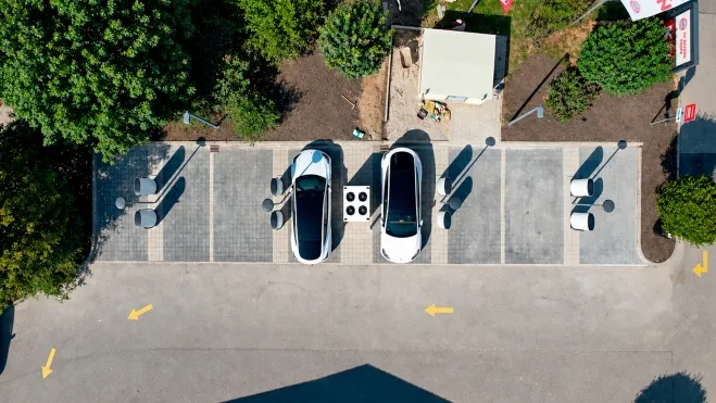 Tesla-Ladegerät 1