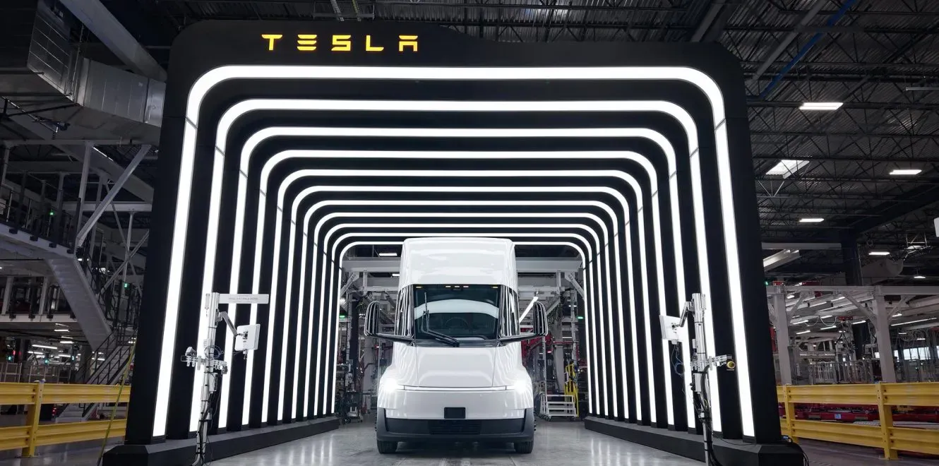 A Tesla adota uma abordagem de “sem contato humano” na produção do Semi.
