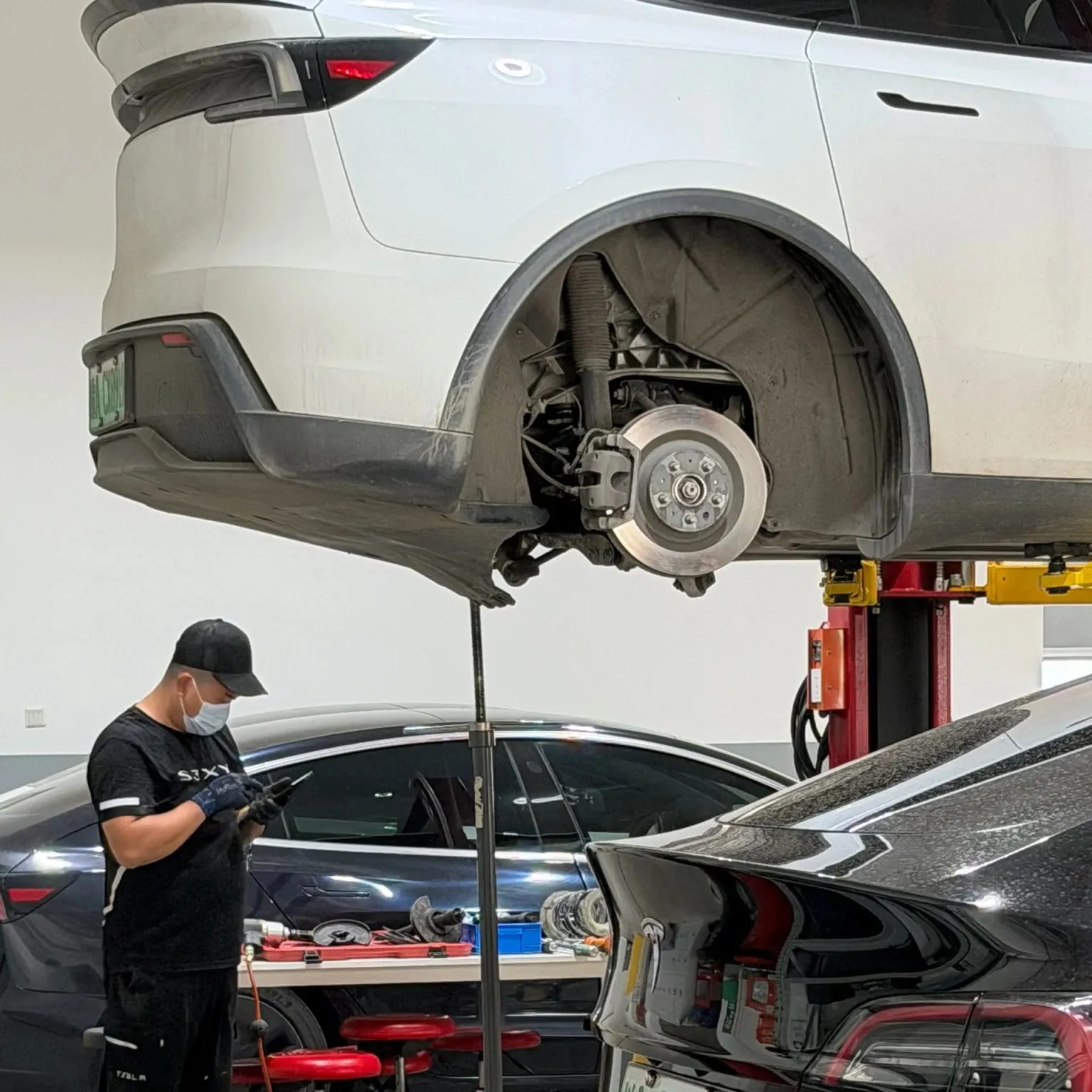 Tesla Model Y L Sostituzione del sistema di sospensione posteriore in Cina