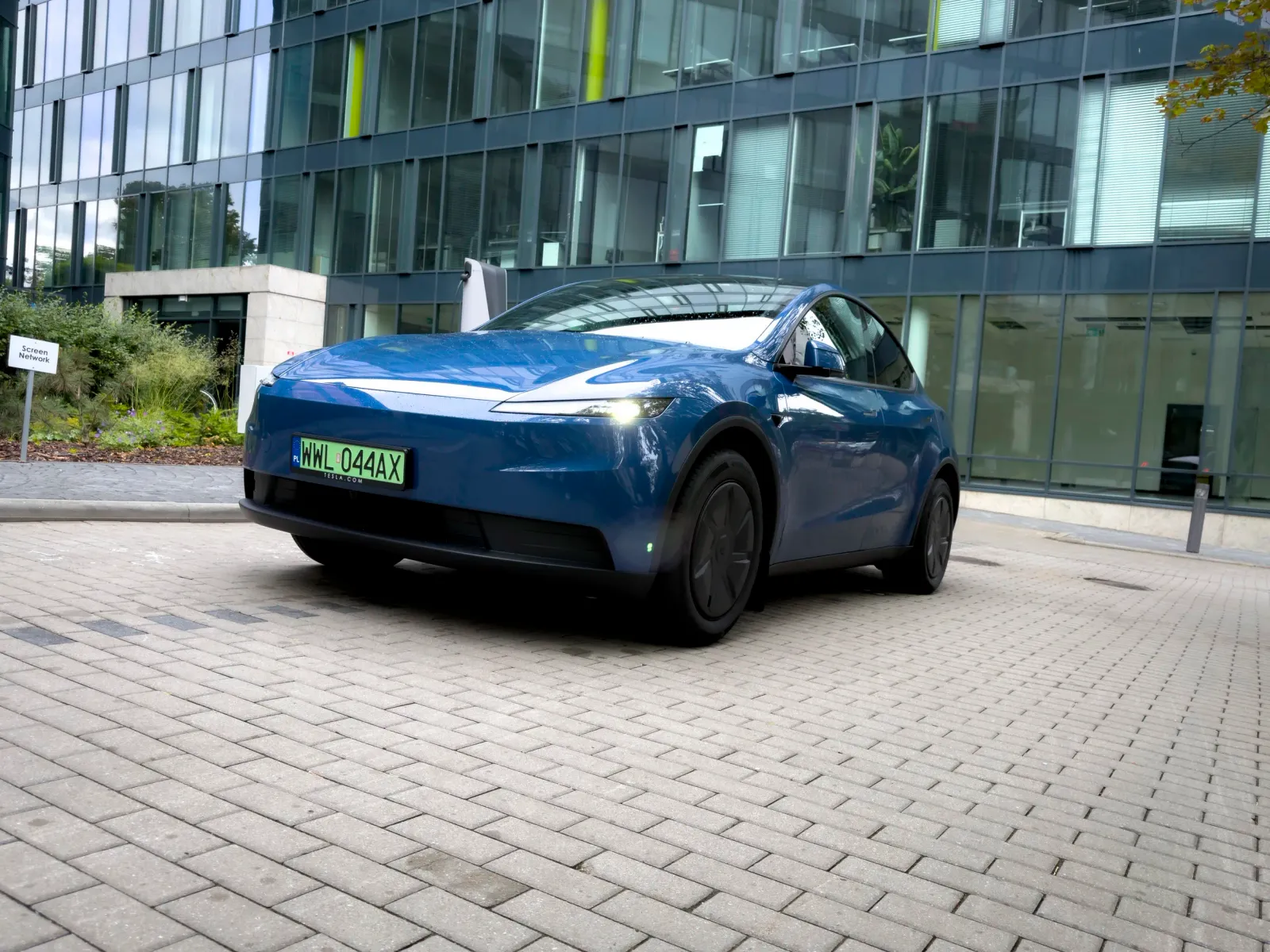 Tesla Model Y – testowaliśmy „biedawersję” bestsellera. Okazja czy pułapka cenowa?