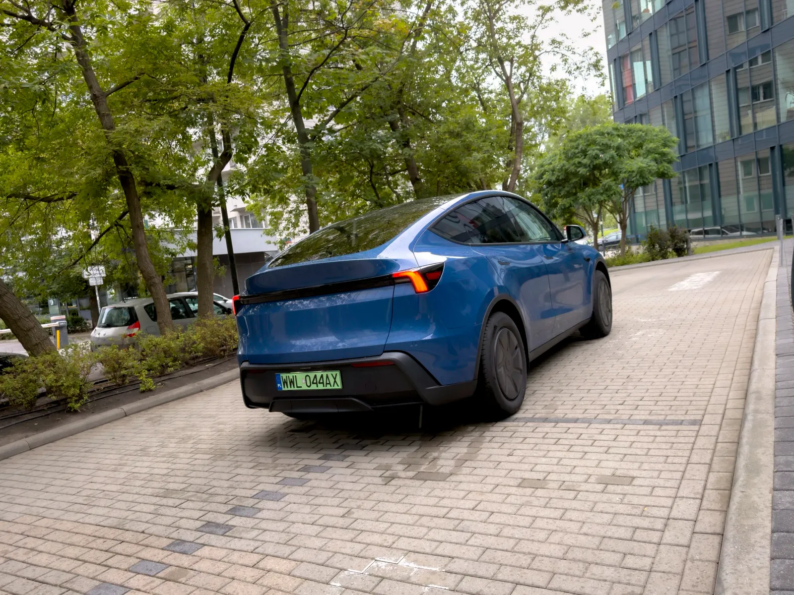 Tesla Model Y – testowaliśmy „biedawersję" bestsellera. Okazja czy pułapka cenowa? - Tesla Y 15