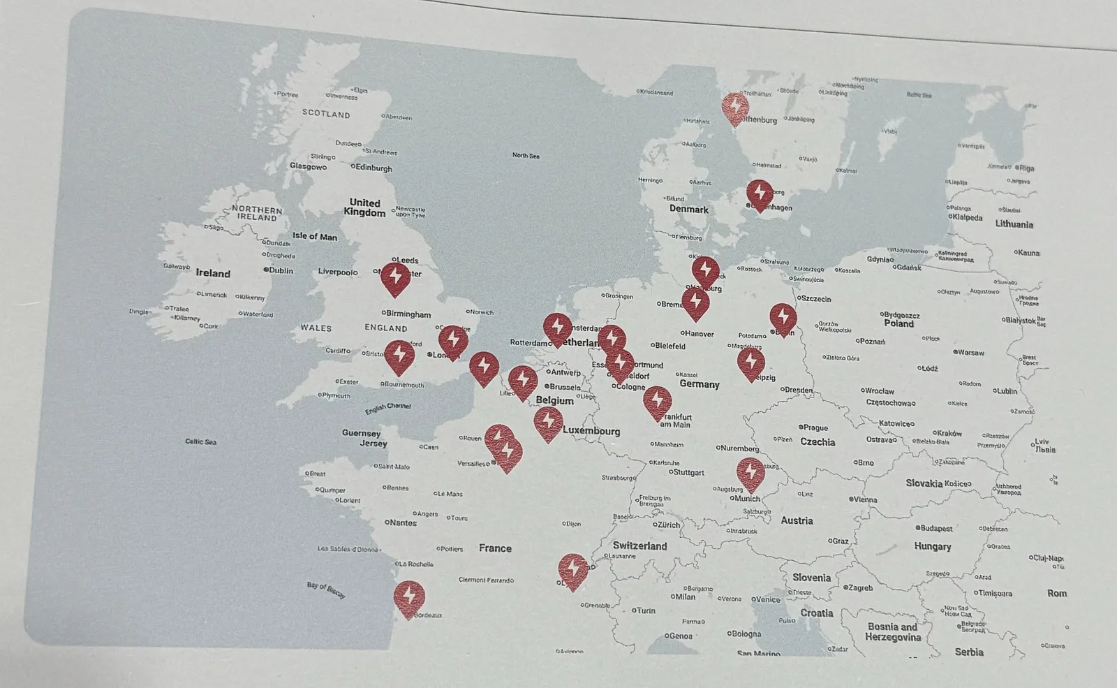 Tesla setzt in Europa mehr als 100 Tesla Megacharger in Betrieb. Mit einer Leistung von bis zu 1,2 MW pro Steckdose – derzeit noch nicht in Polen.