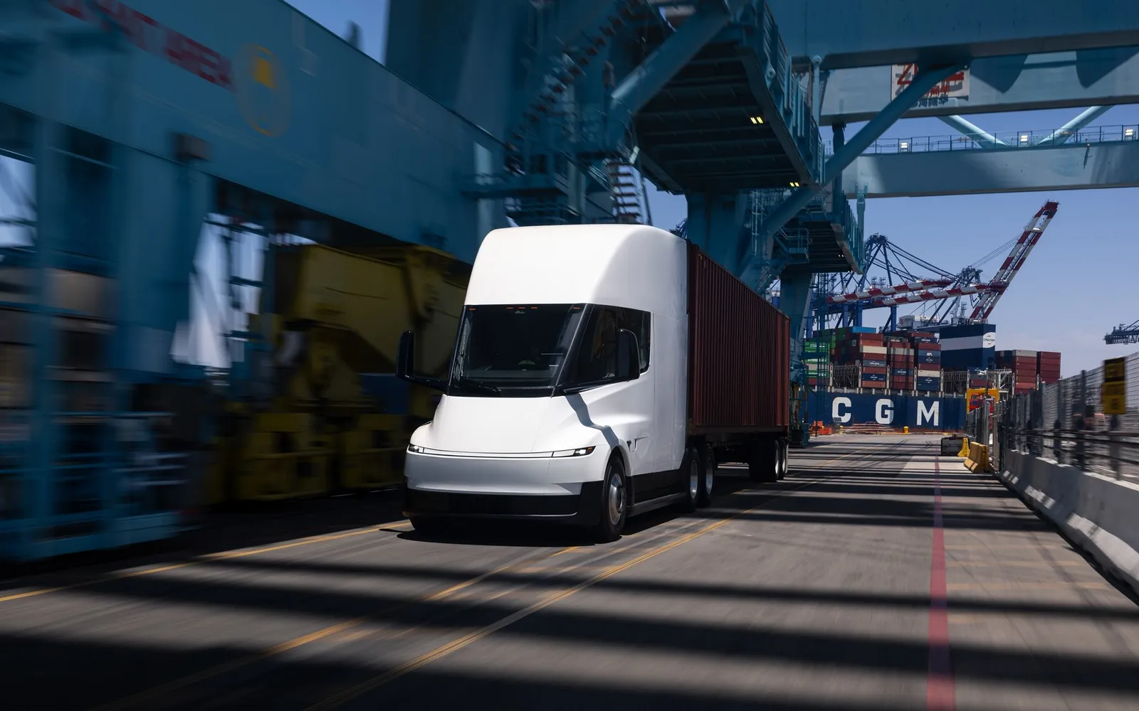 A Tesla inicia oficialmente a produção em massa de caminhões elétricos Semi, afirmando que eles “quase não exigem manutenção”.