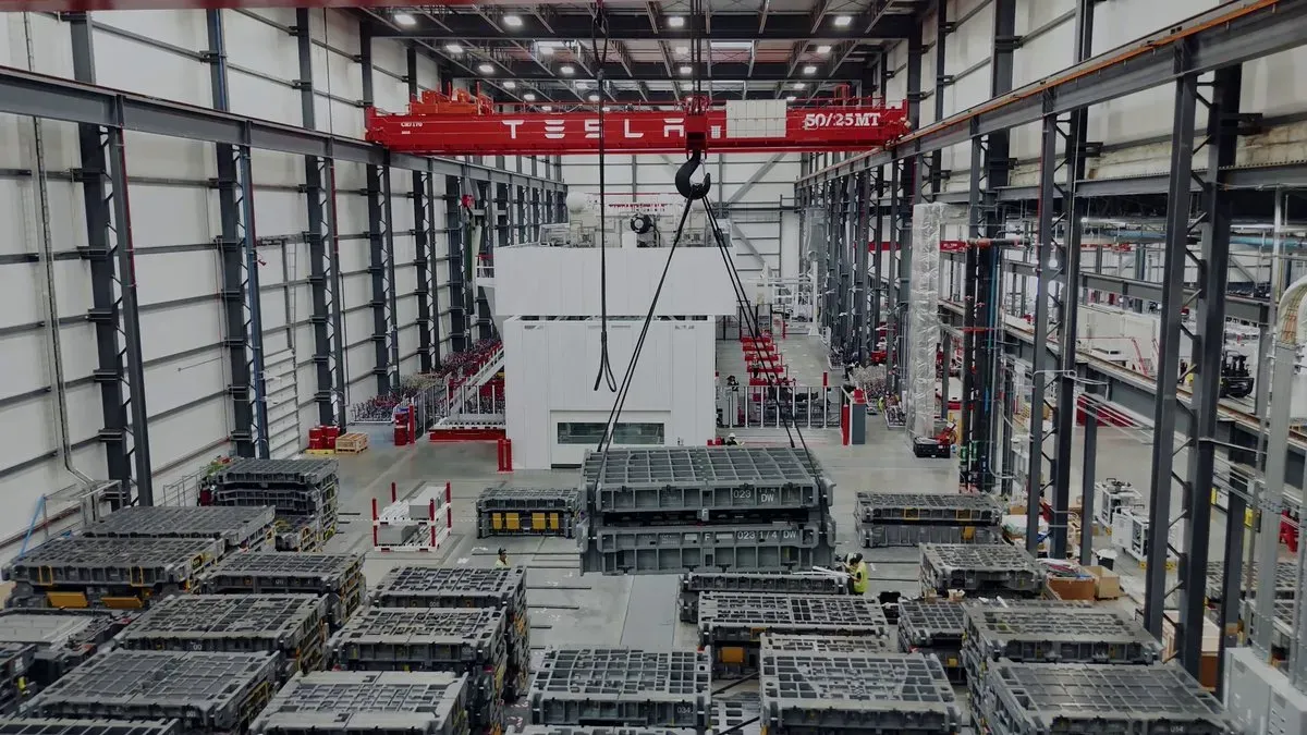 Dentro da fábrica do Tesla Semi em Nevada