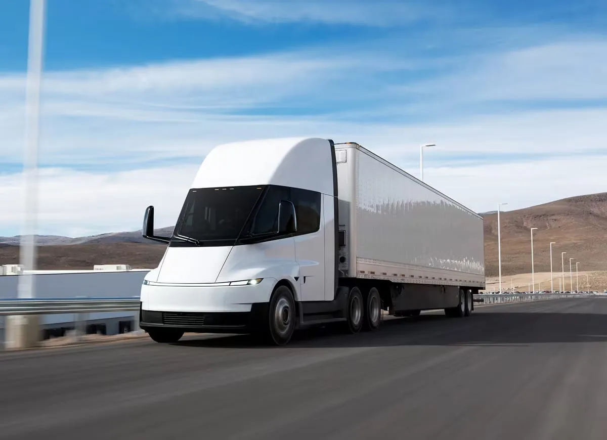 Tesla Semi wjedzie do Europy w 2027 roku. 550 km zasięgu i ładowanie do 800 kW