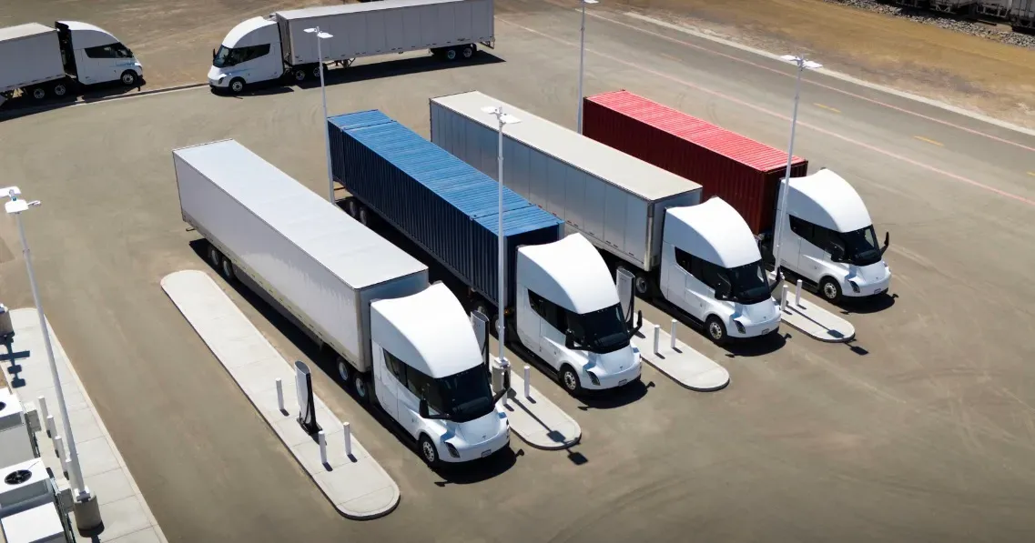 Tesla gestirà i punti di ricarica pubblici Megachargers presso 3 depositi di Forum Mobility Semi