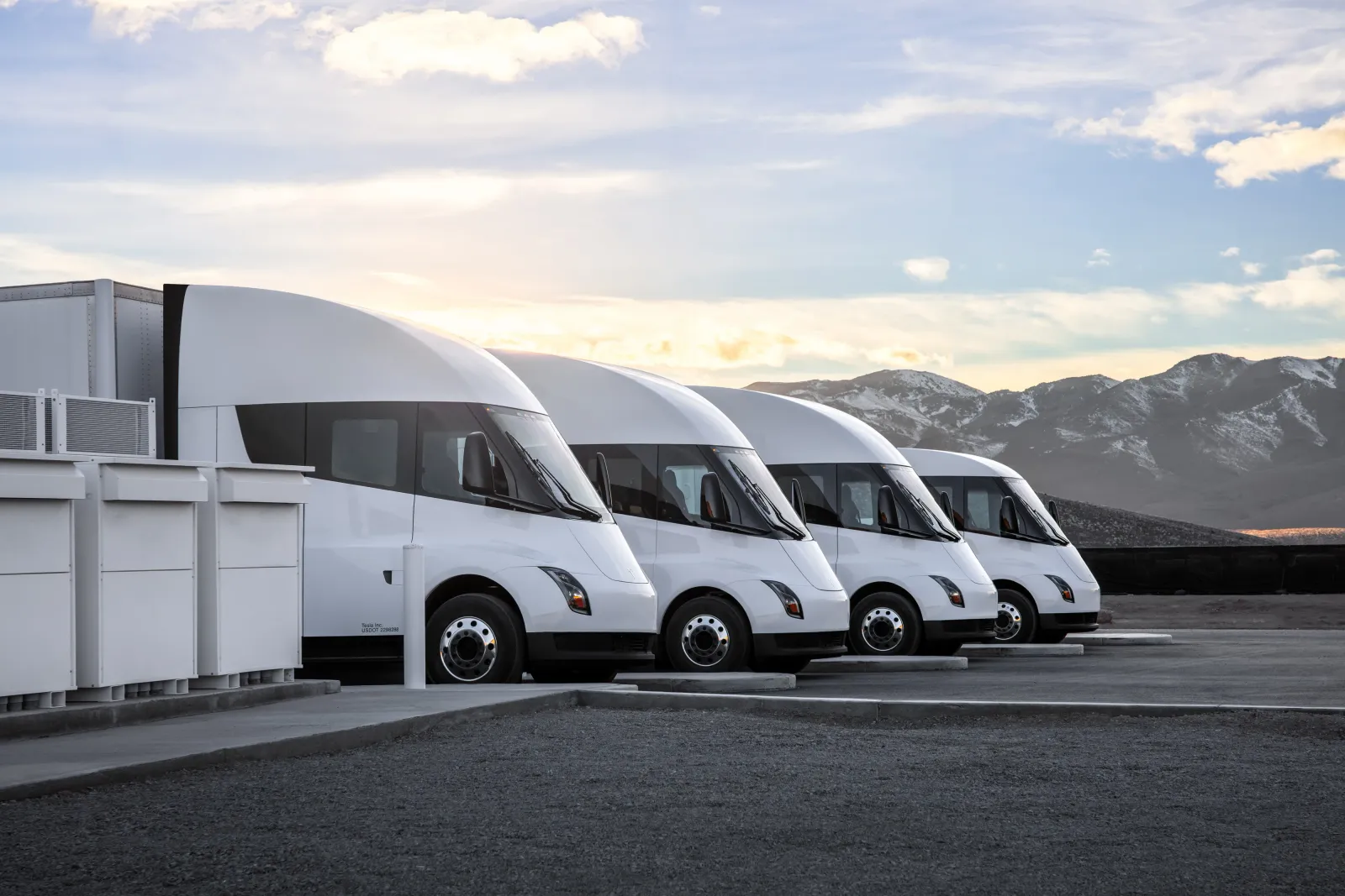 Tesla ujawniła specyfikację Semi. 1000 KM wjedzie do Europy w 2027 roku - Tesla Semi 1