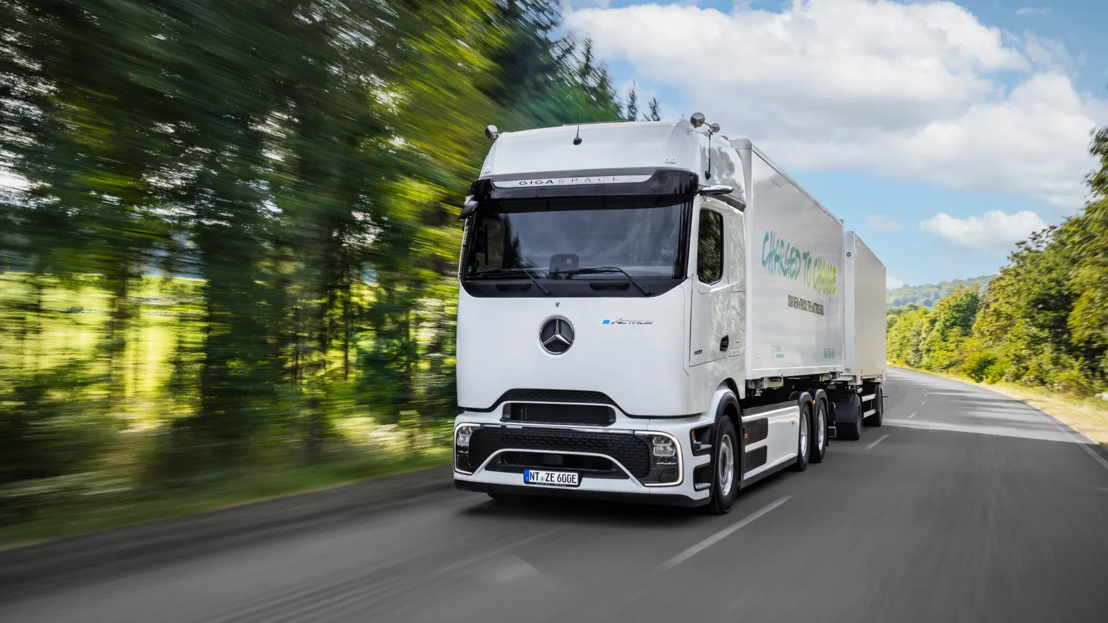 Tesla ujawniła specyfikację Semi. 1000 KM wjedzie do Europy w 2027 roku - mercedes benz eactros 600 6 2