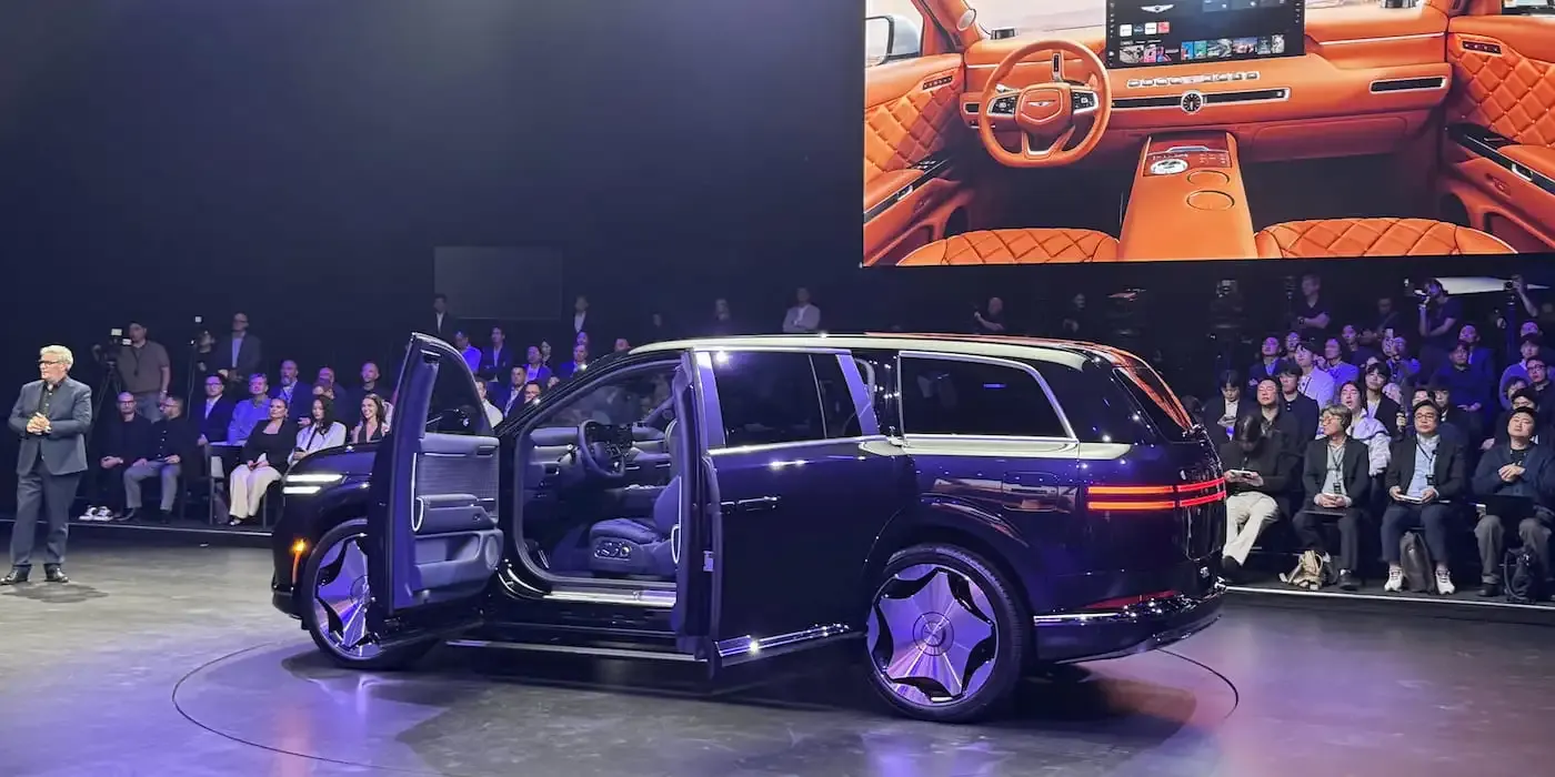 Il Genesis GV90 si trasforma in un teatro di lusso privato dotato di uno schermo pop-up da 24,6″