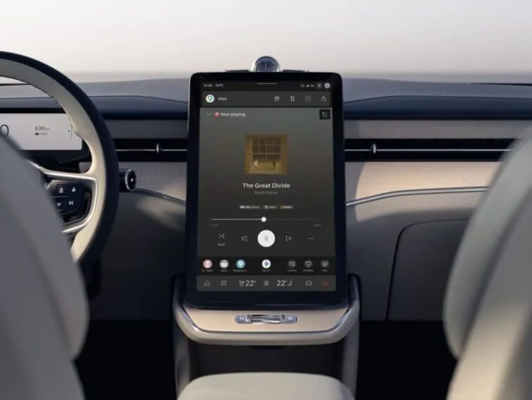 La gara software alle spalle delle funzionalità “intelligenti” di ogni veicolo elettrico