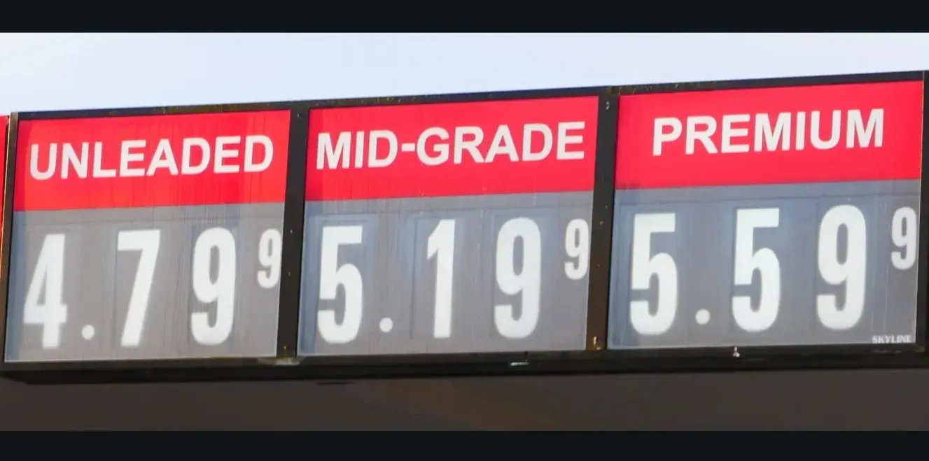 Acha que os preços da gasolina estão baixos demais? Não se preocupe, Trump acabou de aumentá-los ainda mais.