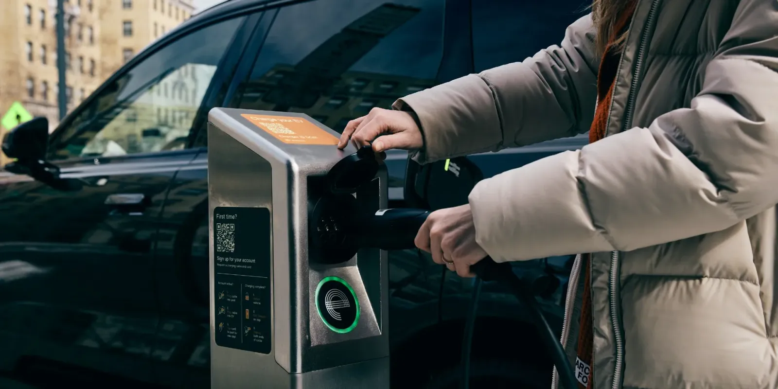 Caricamento delle auto elettriche ai lati delle strade a New York City