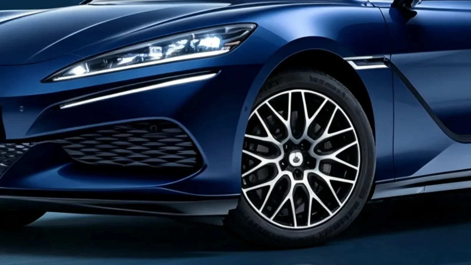 Tiene 3 motores, 1.140 CV y solo cuesta 42.275 €: los hermanos pijos de BYD se sacan de la manga un nuevo coche eléctrico