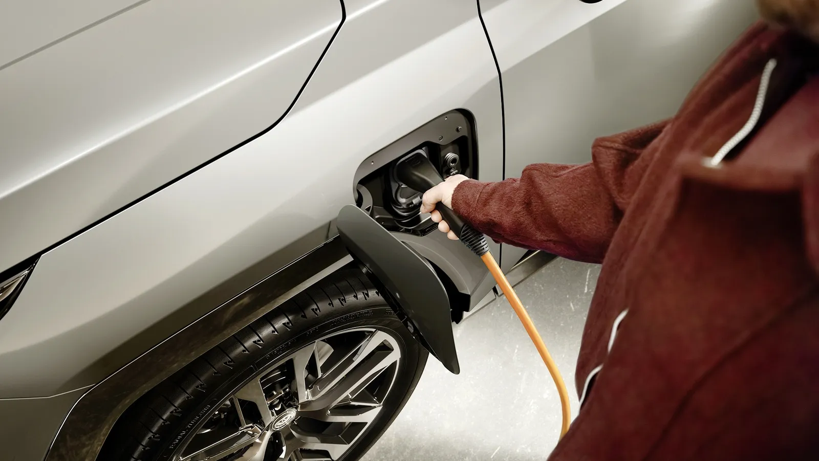 Tienen 'etiqueta Cero' y homologan 24 g/km, pero la realidad multiplica sus emisiones por 6: los coches híbridos cada vez contaminan más