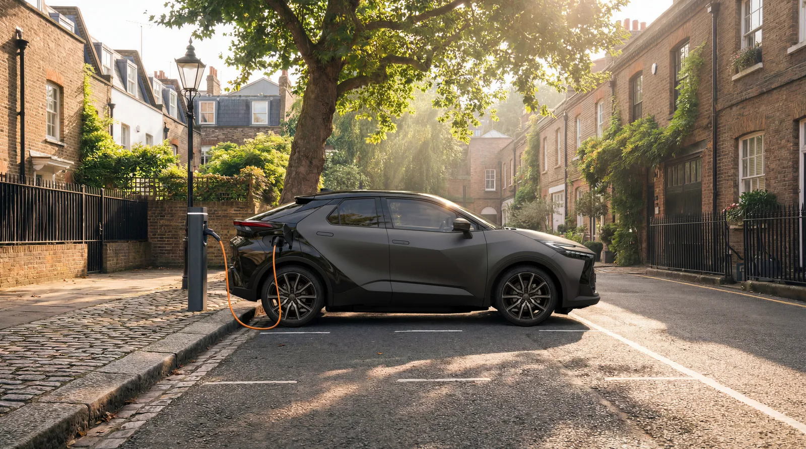 Toyota C-HR hybride : pour fêter ses 10 ans, il ose le gris mat